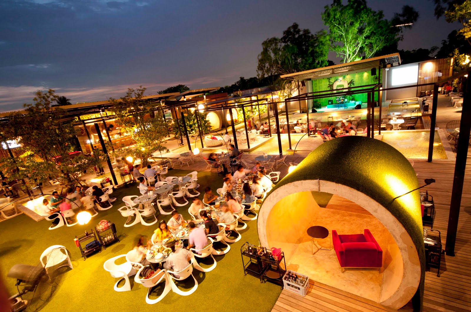 บรรยากศภายในร้าน ยามค่ำคืนที่มีแสงไฟสลัวๆ 