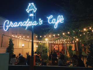 เป็นร้านที่ The best ที่สุด เป็นร้านที่เราชอบมากทั้งขนมและบรรยากาศที่เหมาะกับการมาสังสรรค์หรือคู่รักที่ต้องการมาสวีตกันเป็นอย่างมาก มีที่นั่งทั้งด้านนอกและด้านใน และที่พิเศษคือ ร้านนี้เอาใจคนรักสนุกโดยด้านในห้องแอร์มีน้องเหมียวและน้องสุนัขให้ได้เล่นกันอีกด้วย บริเวณโดยรอบจะมี โรงแรมใกล้สนามบินดอนเมือง