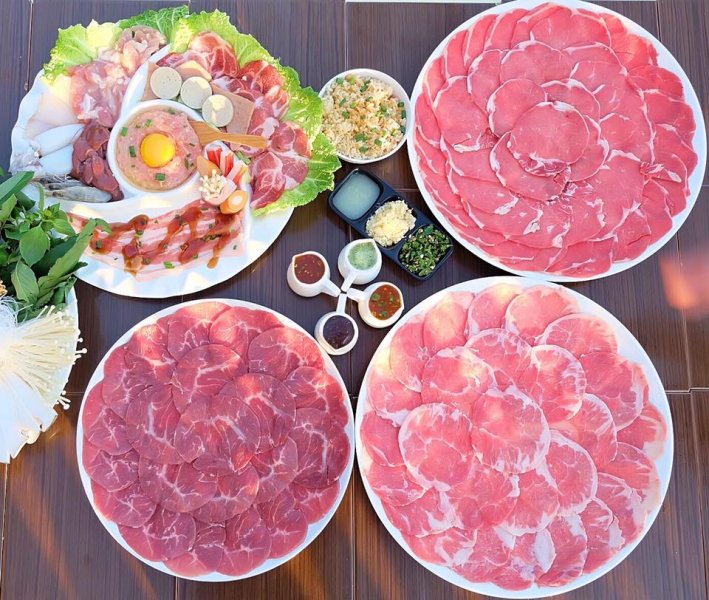 ร้านปิ้งย่างที่มีกระทะหินอยู่บนเตาถ่าน แล้วย่างเบค่อน หมู เนื้อด้วยเนยหอมๆ