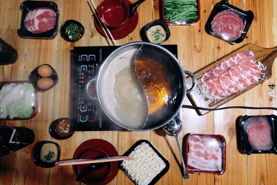 ร้านชาบูอร่อยที่สุดในย่านนี้ มีน้ำซุปให้เลือก 4 ชนิด บริเวณโดยรอบมีโรงแรมแถวรังสิต