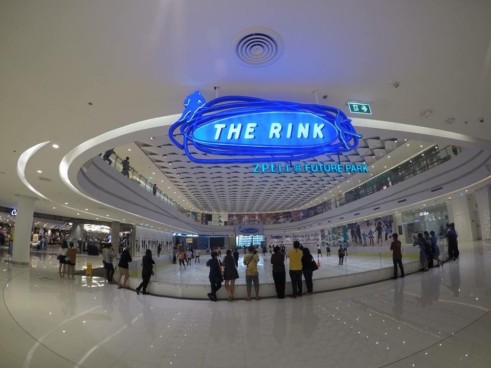 เป็นสถานที่ลานสเก็ตที่เหมาะสำหรับผู้ที่ชื่นชอบการเล่นสเก็ต หรืออยากฝึกอยากลองเล่นไอซ์สเก็ต โดยที่พักแถวรังสิต