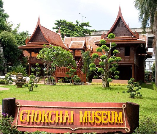 บ้านเรือนไทยข้างหลังพิพิธภัณฑ์โชคชัย