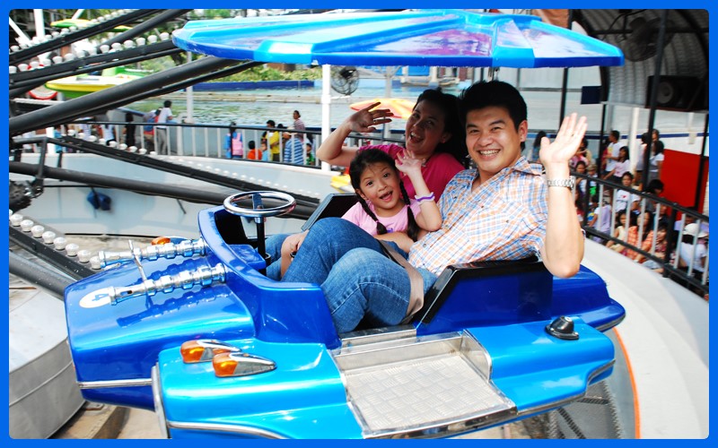 เครื่องเล่นวิหคสายฟ้า ในสวนสนุกดรีมเวิลด์ ตั้งอยู่ใกล้ที่พักแถวรังสิต