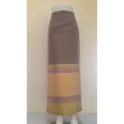 ผ้าถุงไหมสำเร็จรูป (สีโอวัลติน ทรงกระโปรง) งานตัดเย็บประณีต อัดผ้ากาวตามสีของผ้าถุง เนื้องานดีเกรด A (รอบเอว 30 นิ้ว)