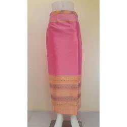 ผ้าถุงไหมสำเร็จรูป (สีชมพู) งานตัดเย็บประณีต อัดผ้ากาวตามสีของผ้าถุง เนื้องานดีเกรด A (รอบเอว 28 นิ้ว)