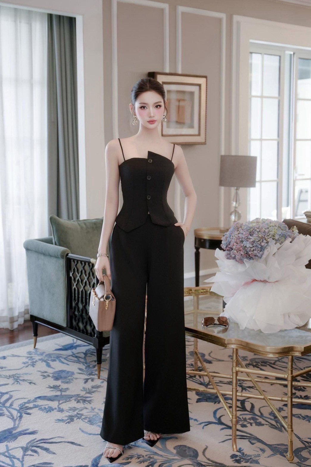 Ticha 👗👗Detail :Set 3ชิ้น เสื้อสูทแขนยาวคอปกสีดำ กระดุมหน้ากลางลำตัวหนึ่งเม็ด กระเป๋าหน้าใช้งานได้จริง ช่วงไหล่เสริมฟองน้ำ มาพร้อมเสื้อคอปสายเดี่ยวกระดุมหน้า อกเสริมฟอง ใส่แมทส์กับกางเกงขายาวมีเดียวกัน กระเป๋าข้างใช้งานได้จริง มีซิปหลังชับ