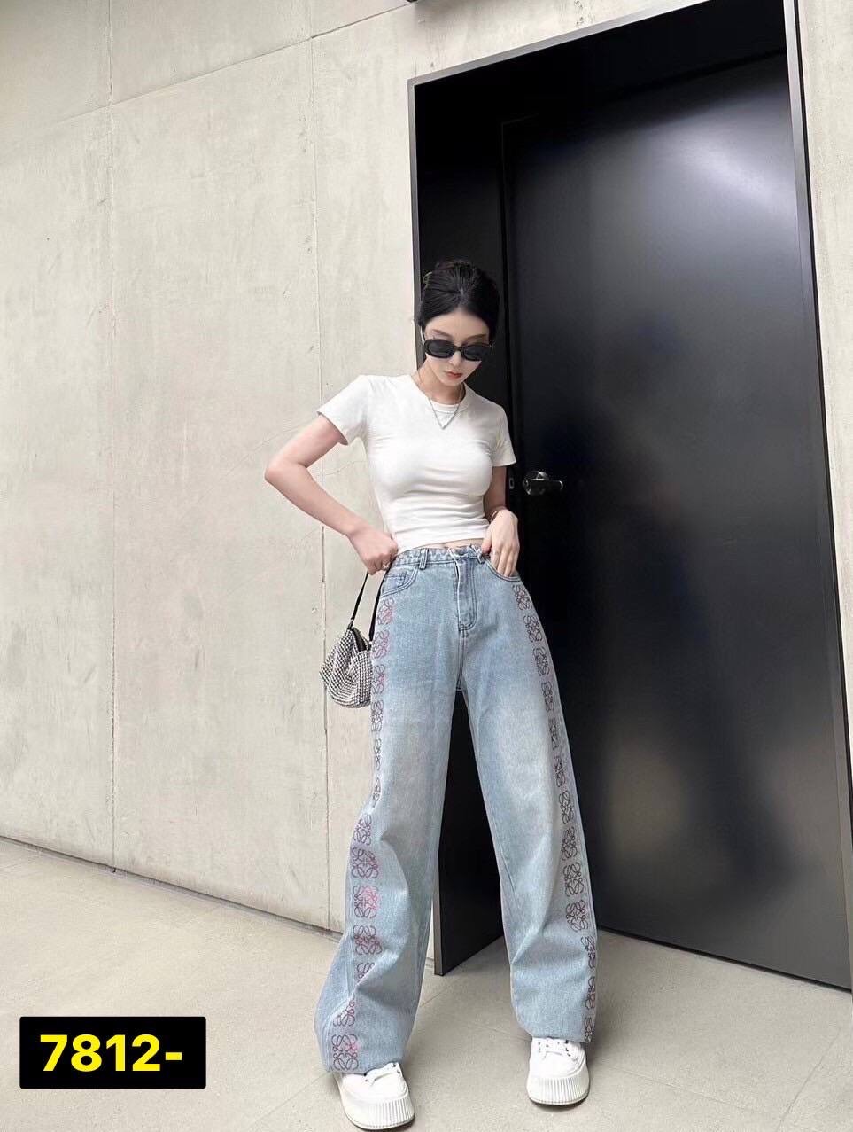 Setเสื้อยืดโทนสีขาว เนื้อผ้ายืดหยุ่นอย่างดี (เสื้อทรงสวม) +++มาพร้อมกางเกงยีนส์ขายาว สวยน่ารักเกินคำบรรยาย ผ้าหนานุ่มทุกการสัมผัส ทางร้านคัดสรรผ้ายีนส์เนื้อดี สวยลงตัว งานมีเทคเจอร์ในตัว ใส่สบายๆ มีกระเป๋าใช้งานได้จริง มีกระดุมและมีซิปหน้า +++มาพร้อมเข็มข