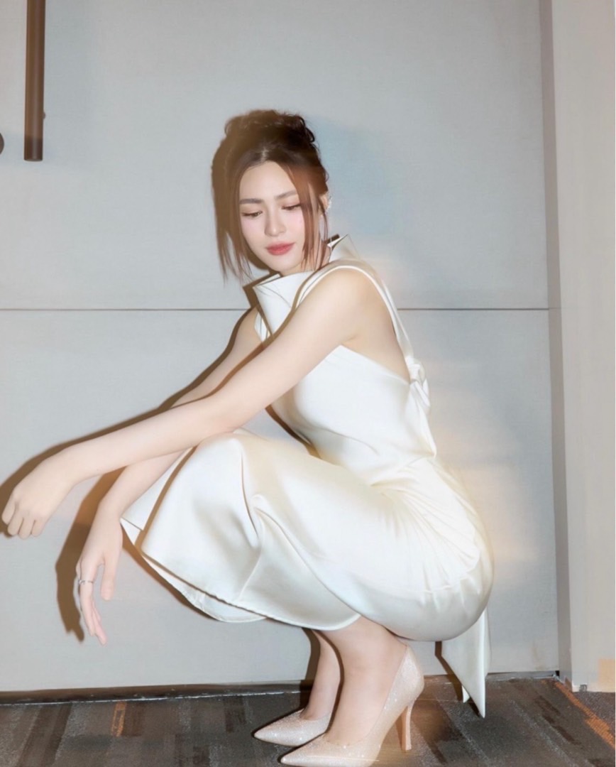 เดรสกระโปรงยาวแขนกุด ทรงพอดีตัวใส่กำลังสวย ผ้าดีเนื้อสวยหรูหราใส่ออกงานเข้าสังคมได้ สีสวยขับผิวใส่ได้ทุกโอกาสพิเศษ ด้านหลังแต่งโบว์ผูกได้ตามต้องการ พอผูกแล้วทำให้เว้าหลังเล็กน้อยกำลังสวย ปลายกระโปรงพลิ้วเล็กน้อย ความยาวกระโปรงกำลังพอดีใส่กำลังสวย