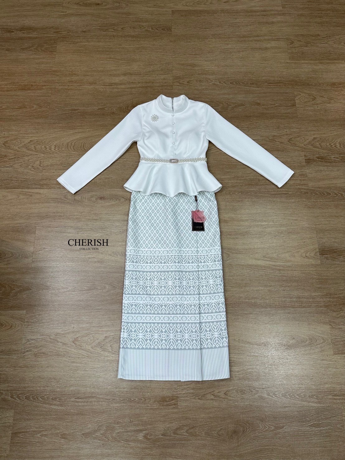 เซ็ท ชุดไทย 4 ชิ้น ตัวเสื้อคอกลมแขนยาวชายระบาย ตกแต่งกระดุมซิปหลังมีฟองน้ำเสริมอก ตัวกระโปรงผ้าพิมท์ลายผับจีบหน้า ผ่าหลังพร้อมซับในอย่างดี มีเข็มขัด+เข็มกลัดแถมให้ด้วย จะใส่เข้าพิธีสำคัญ งานบุญ งานมงคลสมรส จะไปงานไหนรับรองเด่นสุดๆเลยค่า🩷