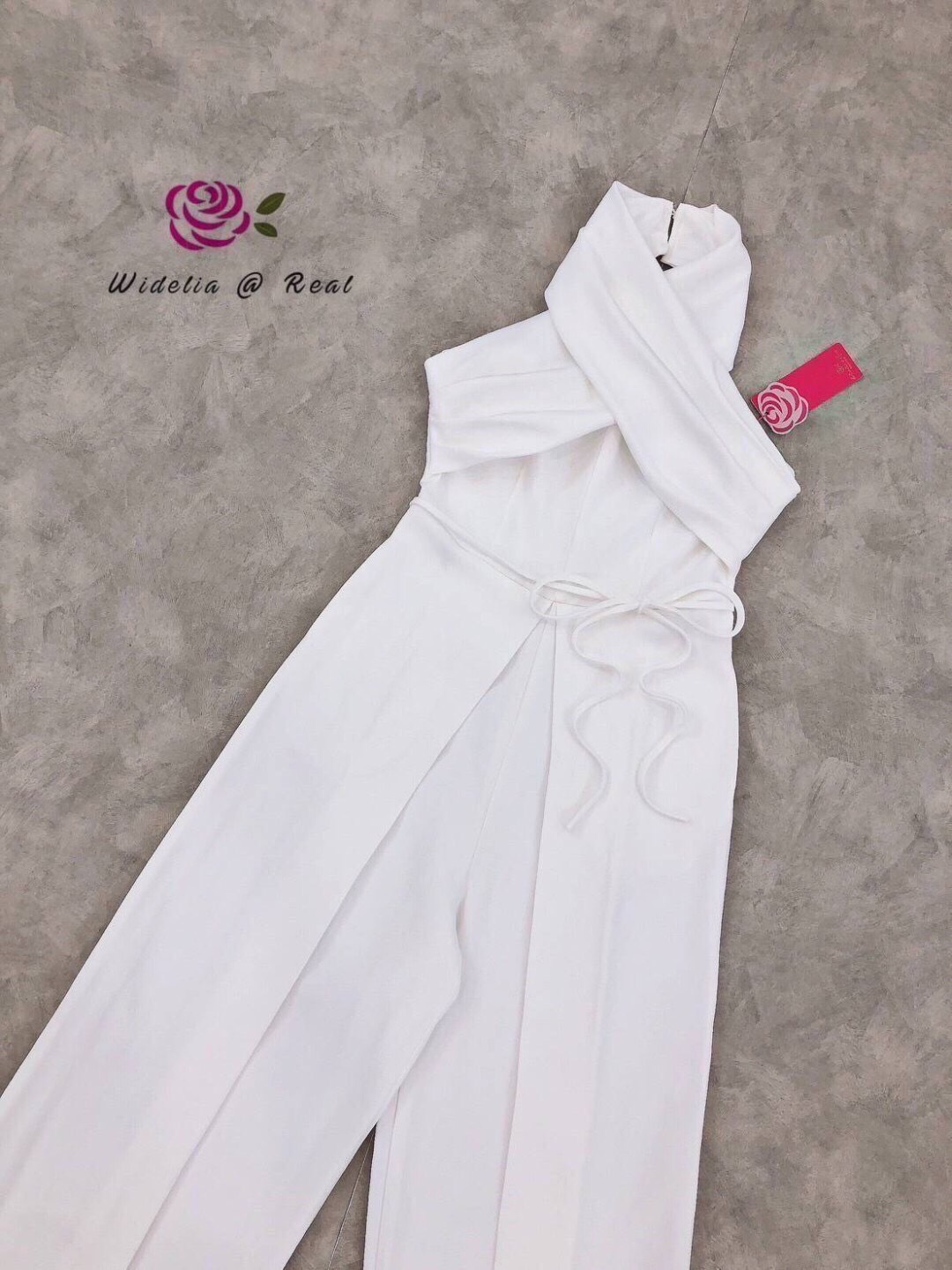 Jumpsuit :: จั้มสูทขายาวตัวสวยทรงดี ทรงคล้องคอเก๋ โชว์หลังดูเซ็กซี่เบาๆ งานผ้าเรียบแต่ดูแพง ใส่สวยไม่รั้งเป้าแน่นอนนะจ๊ะบอกเลย รุ่นนี้งานสวย ทรงเป๊ะ คัทติ้งเนี้ยบ รับรองใส่ออกมาไม่ผิดหวังการันตีให้เลย