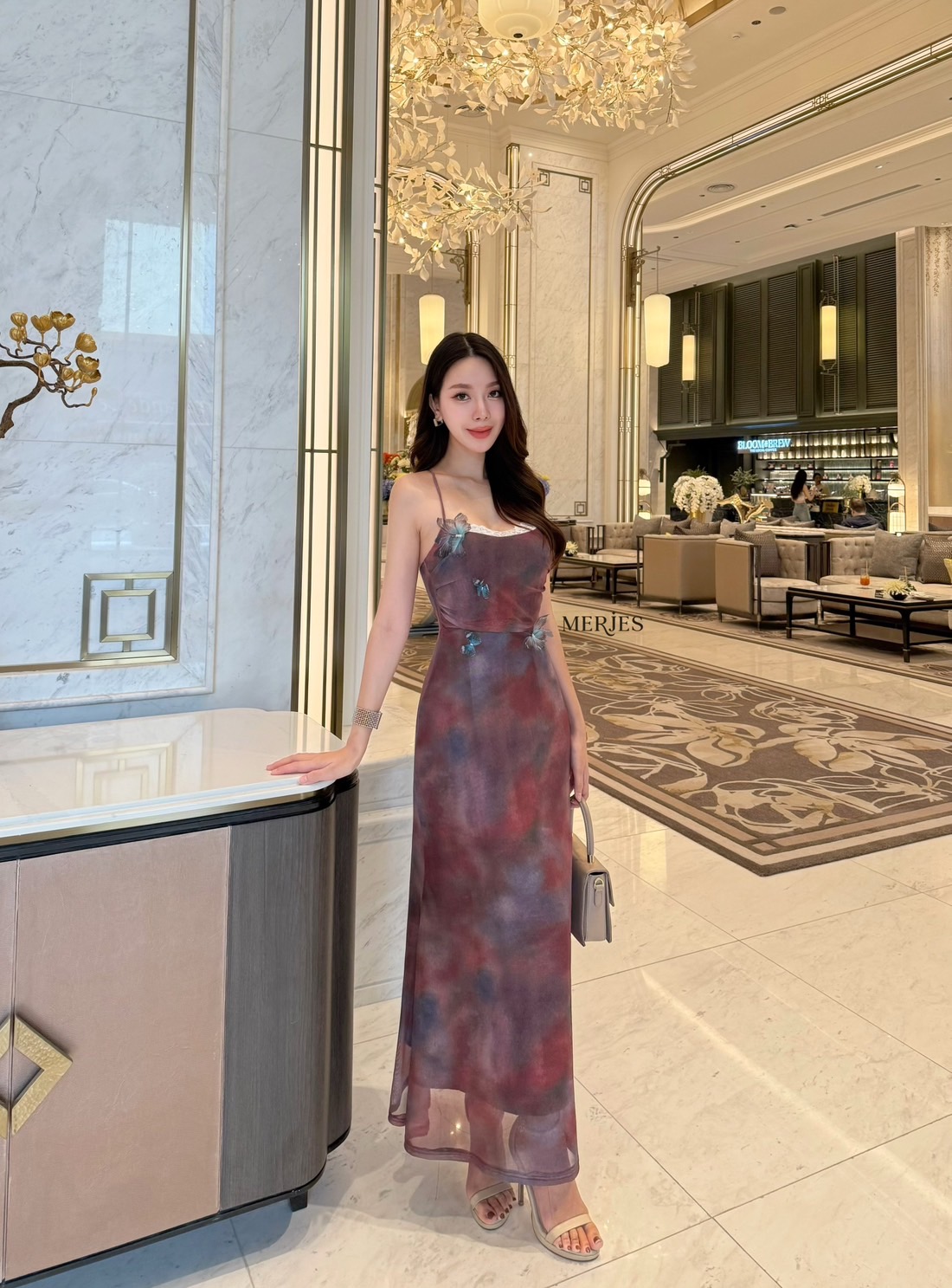 เดรสยาวสายเดี่ยวผ้านิ่มพิมพ์ลายสีโทนน้ำตาลแต่งผีเสื้อสีฟ้าน่ารักทรงเดรสเข้ารูปปลายบานทรงเรียบเก๋ผู้ดีน่ารักด้านหลังเป็นสายไขว้ปรับได้อกมรีฟองน้ำเสริมงานมีซับในใส่ออกมาแล้วทรงสวยมากๆคะเก็บไว้ใส่ไปเที่ยวทะเลหรือวิวธรรมชาติสวยมากๆคะ 𝐌𝐄ᵁ