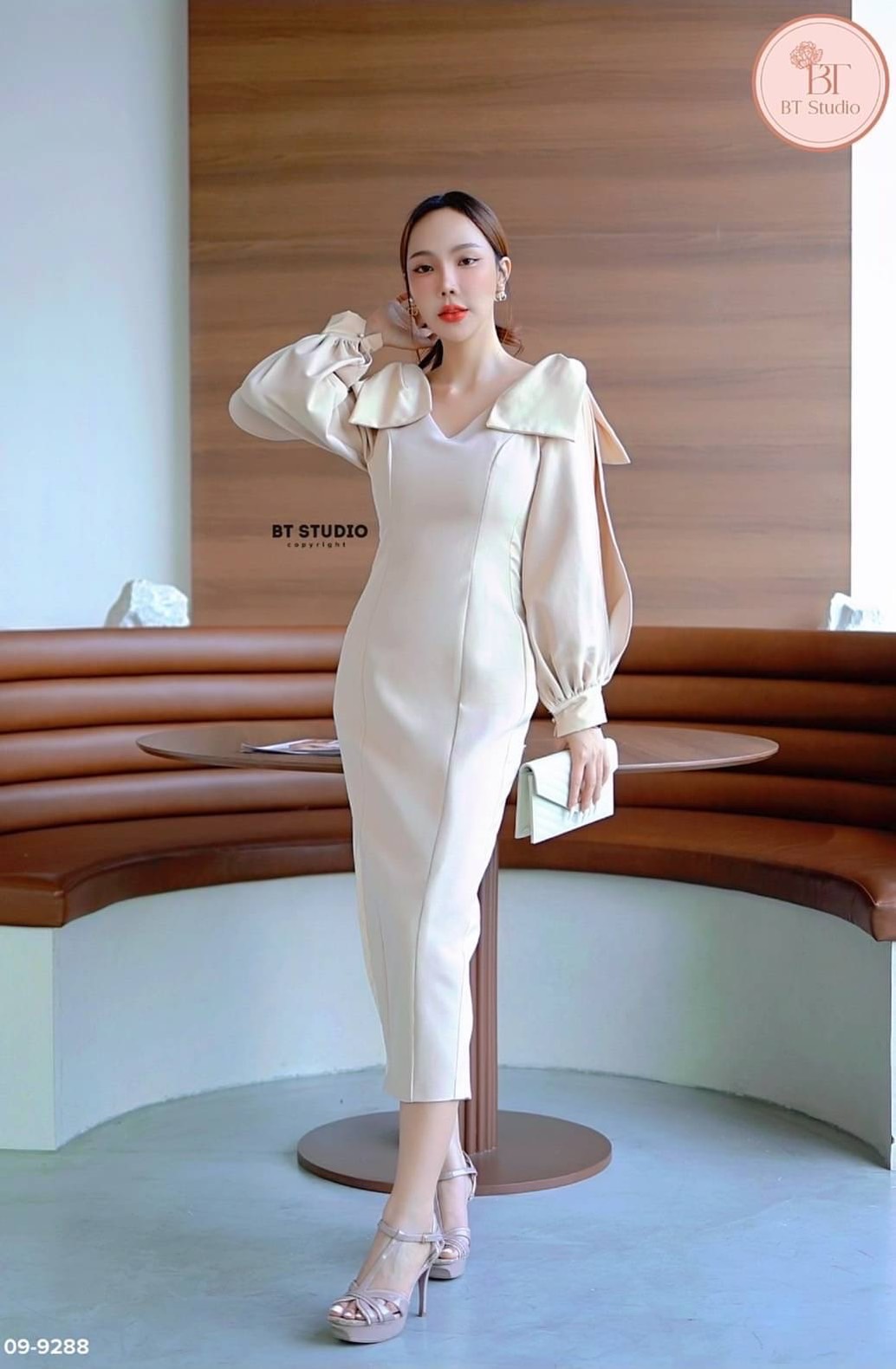 เดรสยาว 7 ส่วนคอวีช่วงไหล่แต่งโบใหญ่ปิดไหล่ทั้งสองข้าง แขนยาวแต่งผ่ายาว ดีไซส์ผ้าเรียบตัดแทบข้างผ้ามัน งานสวยเนื้อผ้าดี มีซับใน คุณภาพพรีเมียม์จ้า