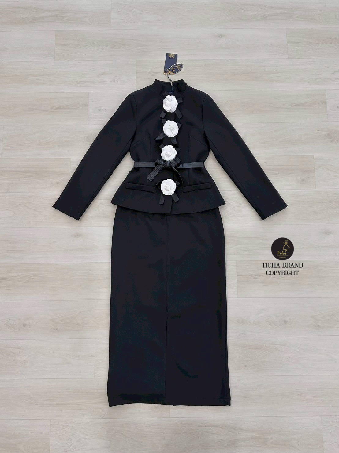 ชุด Set2ชิ้น เสื้อแขนยาวสีดำทั้งชุด คอจีน ดีเทลแต่งกระดุมเม็ดใหญ่ด้านหน้า และแต่งปกกระเป๋า มาพร้อมเข็มกลัดดอกไม้สีขาว และสายเข็มขัดหนังสีดำ (ช่วงไหล่เสริมฟองน้ำ)