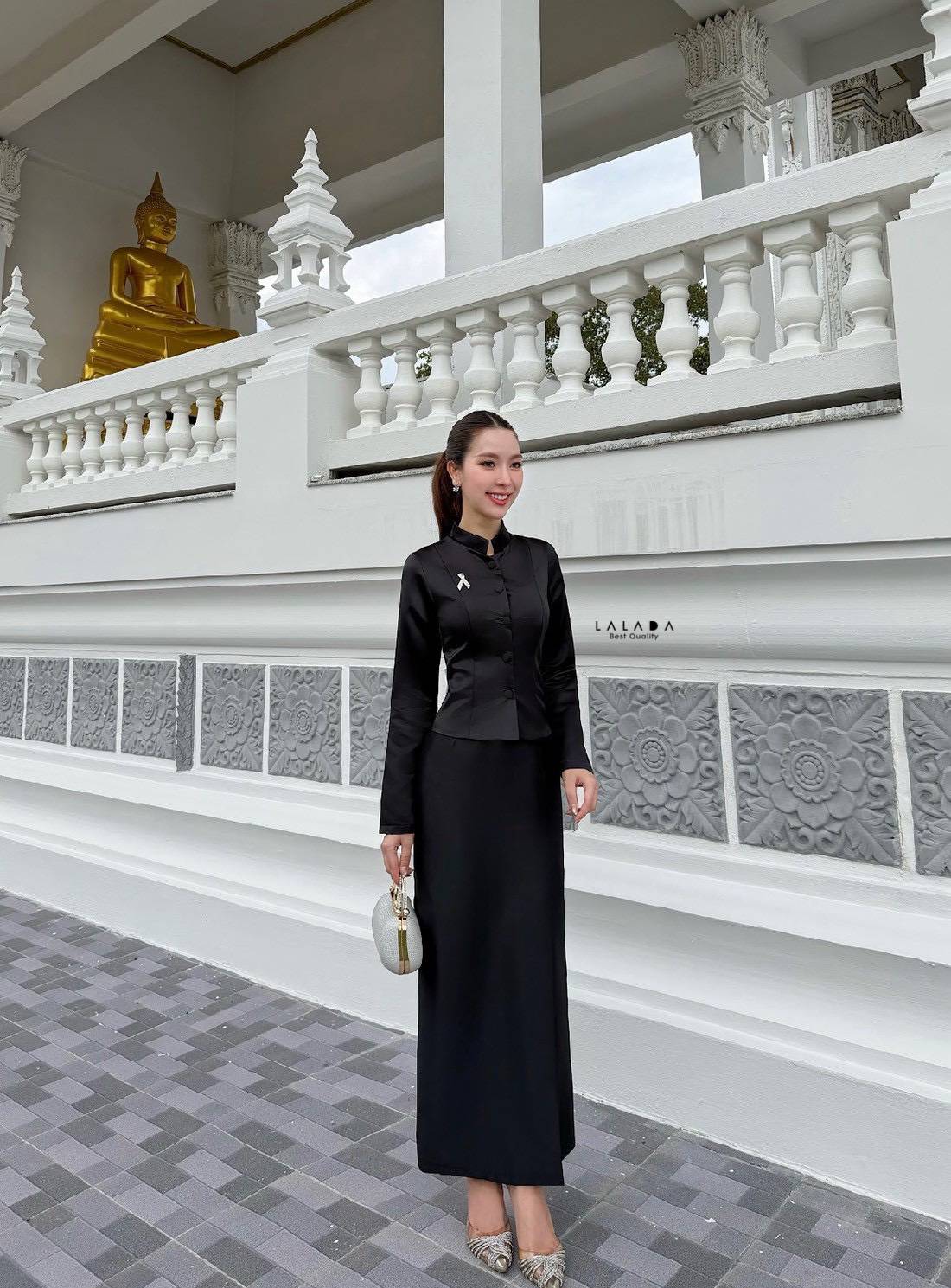 ชุดไทยจิตรลดาสีดำ แขนยาว คอปีนกระดุมหน้าสวยหรูตัดเย็บปราณีตแมทช์กับผ้าถุงสำเร็จรูป งานซิปหลัง + เข็มกลัดเพชร