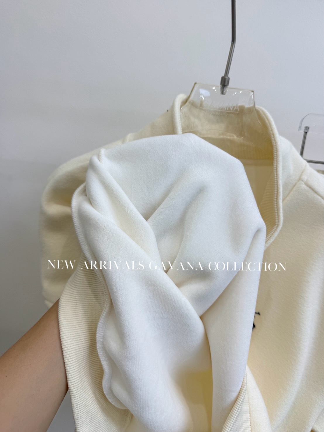 Set 2 pcs เสื้อแขนยาวคอปีน+กางเกงขายาว ✔ เสื้อแขนยาวคอปีนปักสายช่วงอก ✔ กางเกงขายาวทรงขากระบอก เอวยางยืด มีกระเป๋าล้วงข้าง ✔️ ใส่เป็น Airport look ได้เลยค่าาา ✈️