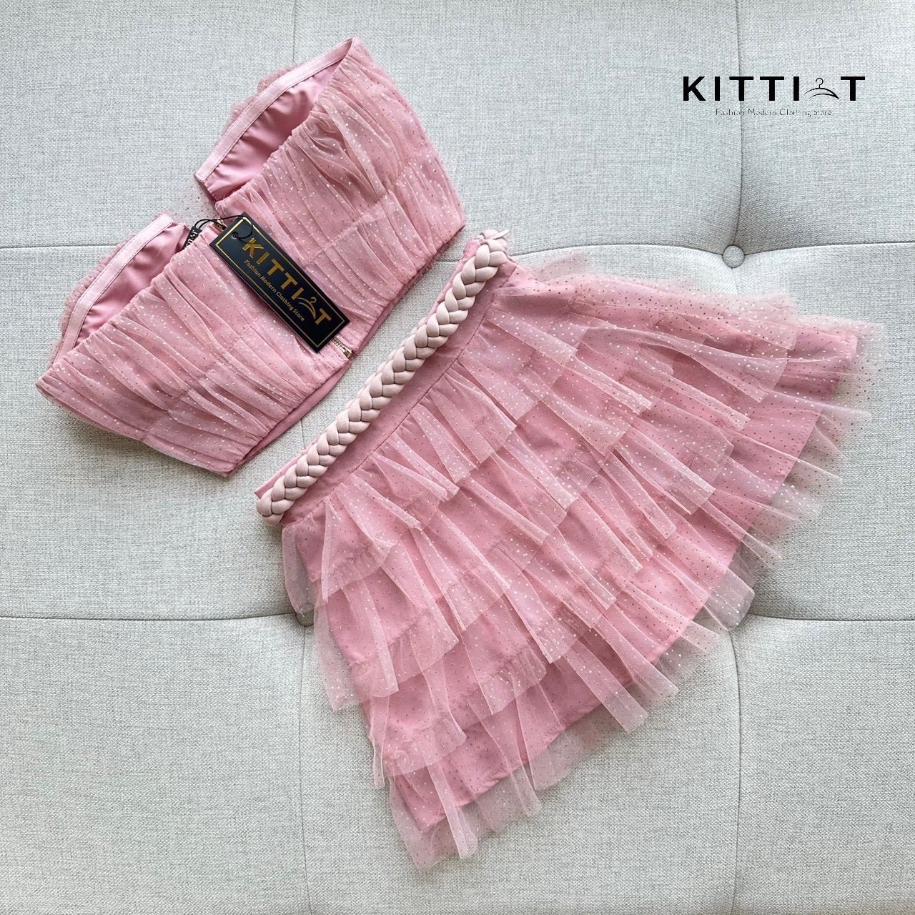 Set (2) ชิ้น เซ็ตเสื้อเกาะอกมาพร้อมกระโปรงระบายชั้นๆ ชมพูวิ้งๆสุดยั่ว ตัวเสื้อเป็นเกาะอก มีกันลื่น มีฟองน้ำเสริมอก ซิบหลัง กระโปรง ตกแต่งผ้าเป็นชั้นๆ มีสายเปียที่ช่วงเอว มีซับในเป็นกางเกง ชุดนี้โดดเด่นที่เนื้อผ้า มีความวิ้ง เล่นไฟ ฟุด ฟุด