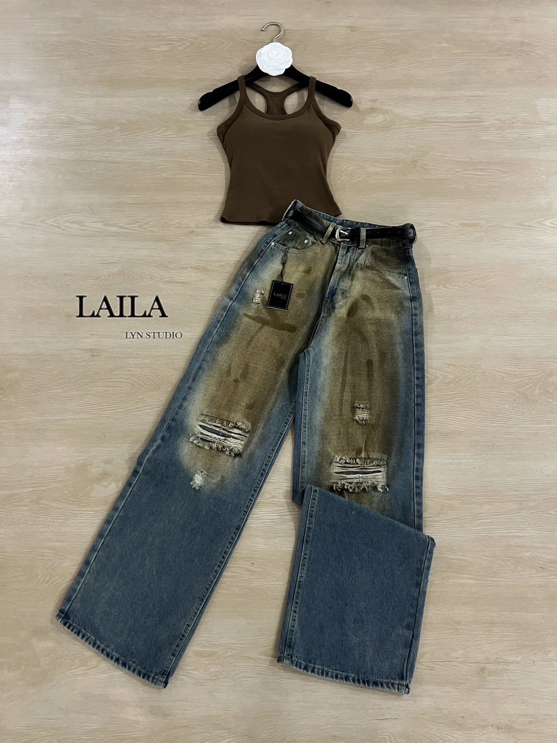 Tag: LAILA Detail: Set เสื้อ+กางเกง งานเสื้อสายเดี่ยวทรงเว้าแขนด้านหลังแต่งเว้า ดีไซน์เสริมทรงที่อก เนื้อผ้ามีน้ำหนักสวยนิ่มเด้ง มาในโทนสีน้ำตาลไหม้ขับผิวสุดๆ มาพร้อมกางเกงยีนส์ทรงปล่อยๆเท่ๆ