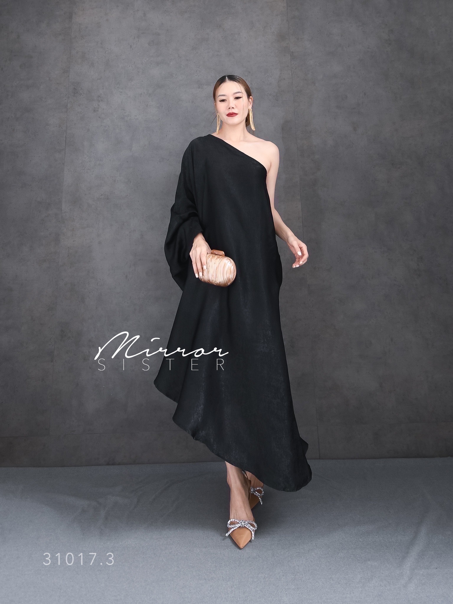 MiRRoRSiSTER's CiCi SiNGLE SHoULDER DReSS•• เดรสไหล่เดียว ทรงสวยเรียบๆแต่โก้ เนื้อผ้าซิลค์ซาตินนุ่มลื่นสวยหรู ใส่ออกงานได้ลุคสวยไฮโซ ทรงหลวมๆอำพรางหุ่นใส่สบาย ใส่แล้วสวยผ่องทุกเฉดสี