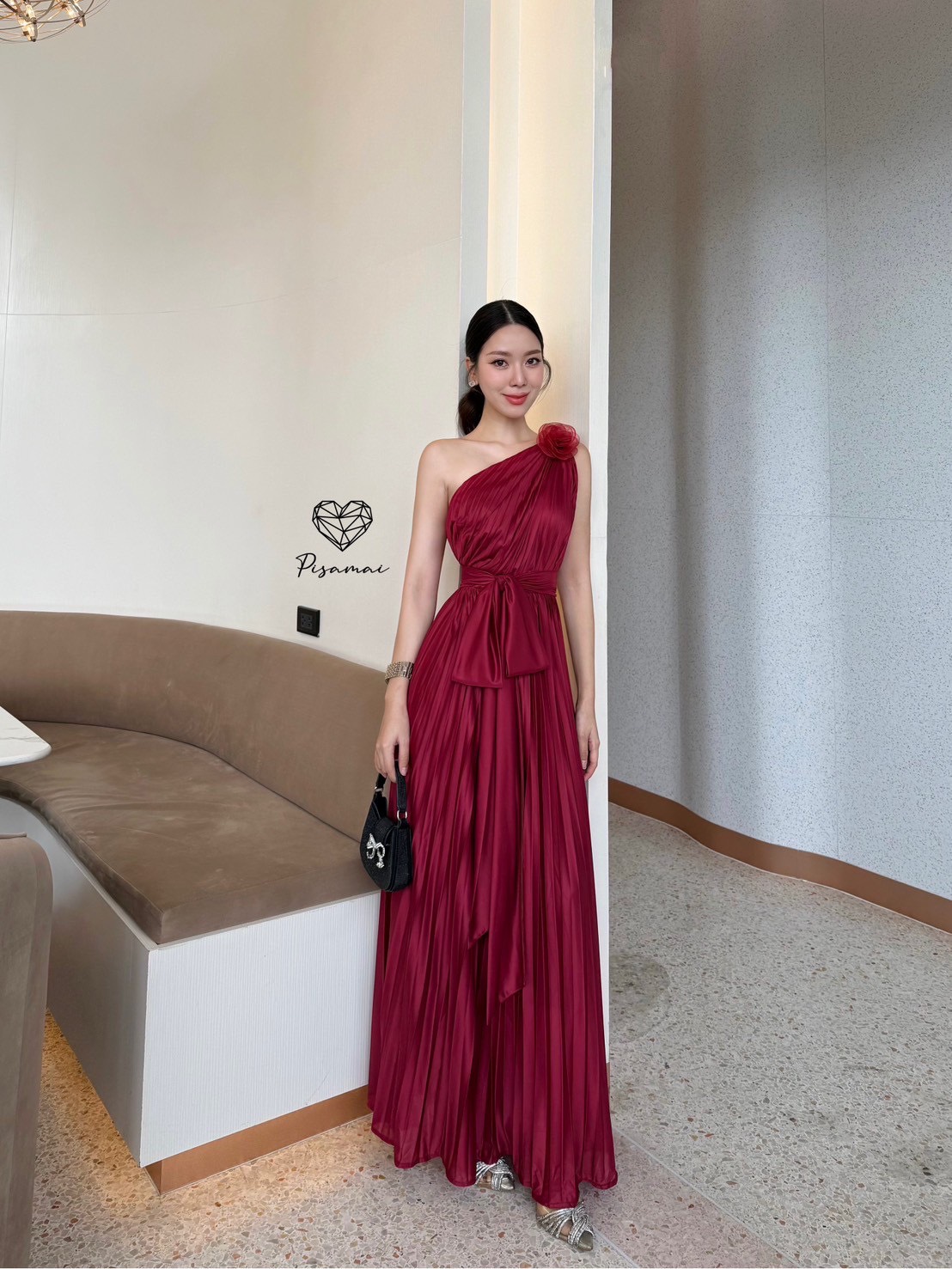 เดรสไหล่เดียวพลีตสีแดงตัวยาวใช้ผ้าเยอะมาก มาพร้อมเชือกเข้าเซ็ต ใส่สวยมากกกก ราคานี้มือต้องไวเลยค่า รุ่นนี้ใส่สวย เนื้อผ้าดีมากกกกกกก ห้ามพลาดเลยค่า #ชุดไปงานแต่ง #ชุดไปงาน #ชุดเพื่อนเจ้าสาว #ชุดเพื่อนเจ้าสาวราคาถูก #ชุดเพื่อนเจ้าสาวใส่เป็นธีม