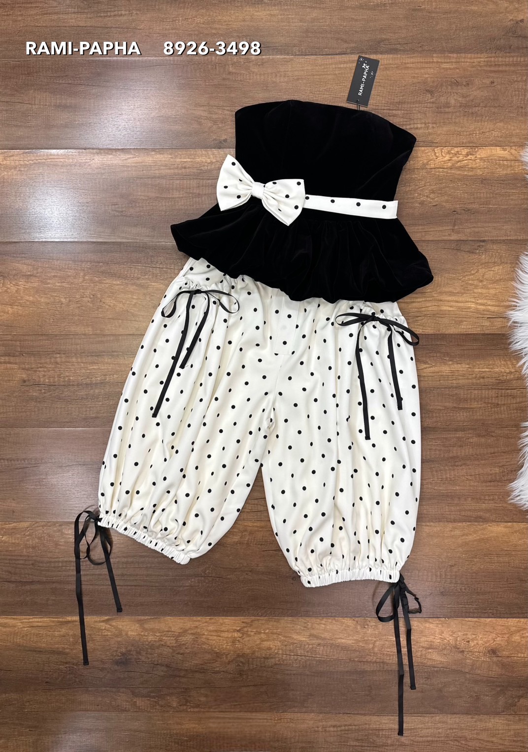 Label :: RAMI-PAPHA(รมิปภา) Polka Dot Set. คอลใหม่ล่าสุด! เสื้อเกาะอกดีไซน์เก๋ เนื้อผ้ากำมะหยี่สีดำอย่างดี อกมีฟองน้ำจัดให้ทรงสวย มีกันลื่นรอบอก ซับในอย่างดีทั้งตัว ซิปหลัง **เนื้อผ้าสวมใส่สบาย ++กางเกงลายจุดทรงเก๋ ทรงฮ๊อตฮิตสไตล์สาวเวียด มีกระเป๋าใช้งานไ