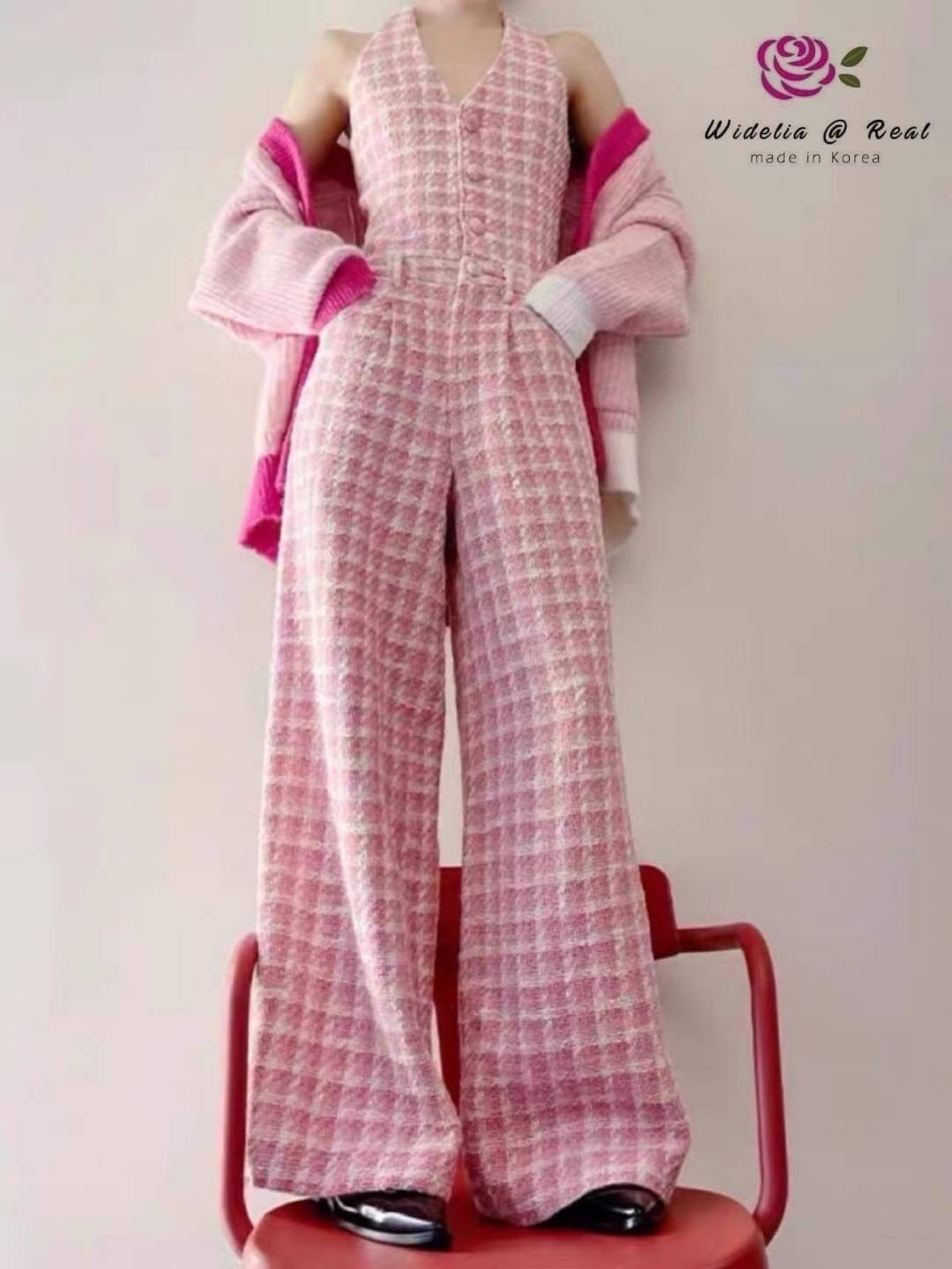 Jumpsuit :: จั้มสูทคล้องคอตัวยาวสวยทรงดี เนื้อผ้าทอทวิตสีสวยหวานงานเกรดพรีเมี่ยม รุ่นนี้งานสวยมาก ด้านหน้าแต่งกระดุมเรียงเม็ดสวยเอวเข้ารูปเป็นขอบเอวเก๋แต่งซิป ท่อนล่างกางเกงขายาวทรงกระบอกสวย ทรงเป๊ะ คัตติ้งเนี๊ยบมาก รับรองใส่ออกมาไม่ผิดหวังการันตีให้เลย