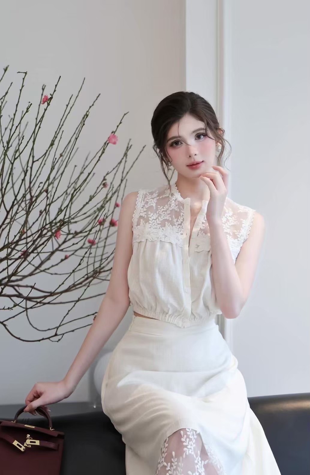 Label :: AURORA by RAMI-PAPHA Setเสื้อโทนสีขาว งานผ้าดี๊ดี ผ้าดีมาก ทรงปล่อยๆ ใส่สบายๆ ด้านบนแต่งซีทรูลูกไม้ ด้านหน้ามีกระดุมใช้งานได้จริง ช่วงเอวเสื้อแต่งสม๊อคยืดหยุ่นได้ตามลำตัว +++ มาพร้อมกระโปรงยาว เนื้อผ้าแต่งสลับผ้าลูกไม้เนื้อดีฝุดๆ ที่แมชกันได้อย่า