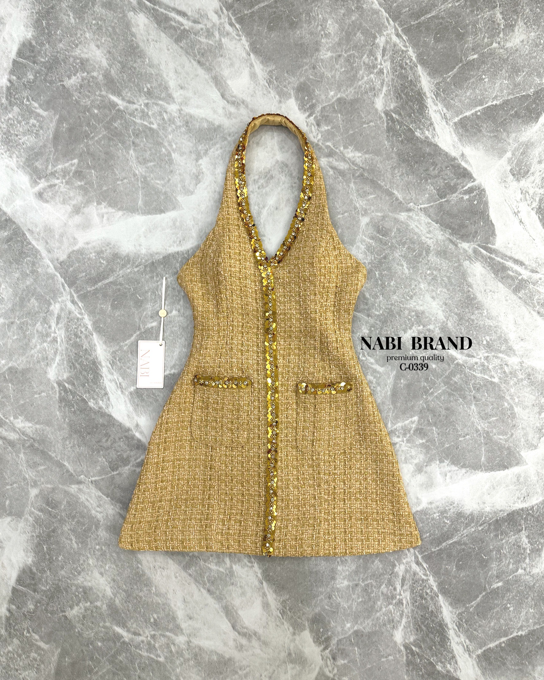 มินิเดรสคล้องคอทวิสทรงเปิดหลัง ดีเทลโครตหรู หรา แต่งเพชรและเลื่อมสีทอง มีช่องกระเป๋าด้านหน้า ชุดมีฟองน้ำและซับในทั้งชุด สวยมาก งานแฟชั่นสุดๆ งานจริงสวยจึ้งมาก คอนเฟริมเลยค่ะ 😍 #NABIBRAND #ชุดทำงาน #ชุดเรียบหรู #เสื้อผ้างานป้าย #นาบีแบรนด์ #งานป้าย