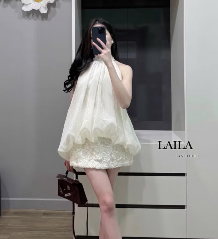 Detail: setเสื้อ+กระโปรง เสื้อแขนกุดทรงคอปีน งานผ้าชีฟองพองสวย ช่วงปลายเสื้อดีไซน์แต่งพองทรงบอลลูนรอบตัว เสื้อผ้าสวยสุดๆ มาพร้อมกระโปรงทรงสั้นทรงเข้ารูปสวย แต่งปักดอกไม้3Dทั้งลำตัว มาในโทนสีครีมซอฟๆ ลุคสวยแพงสไตล์สาวเวียดนามสุดๆ **งานแฟชั่นนำเข้าby laila*