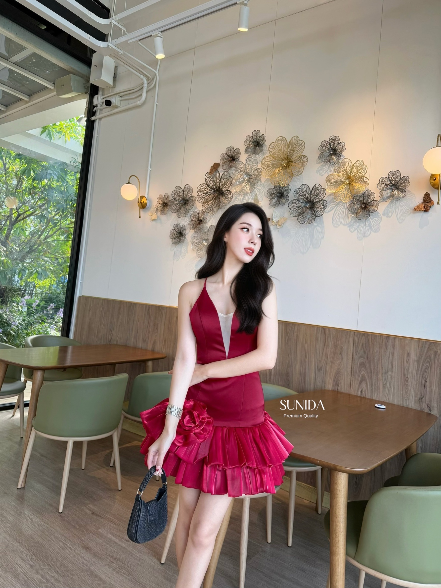 ชุดเดรสสีแดงไวน์ ดอกไม้ใหญ่อลัง ดอกไม้ถอดแยกชิ้นได้ หน้าอกชุดมีพองน้ำสายเสื้อปรับระดับได้ แพตแป๊ะสวย ชุดด้านหลังมีความเว้า ใส่แล้วหุ่นดีมาก มีซีทูตรงหน้าอก ใส่ดินเนอร์ออกงานเรียบหรู มากแม่