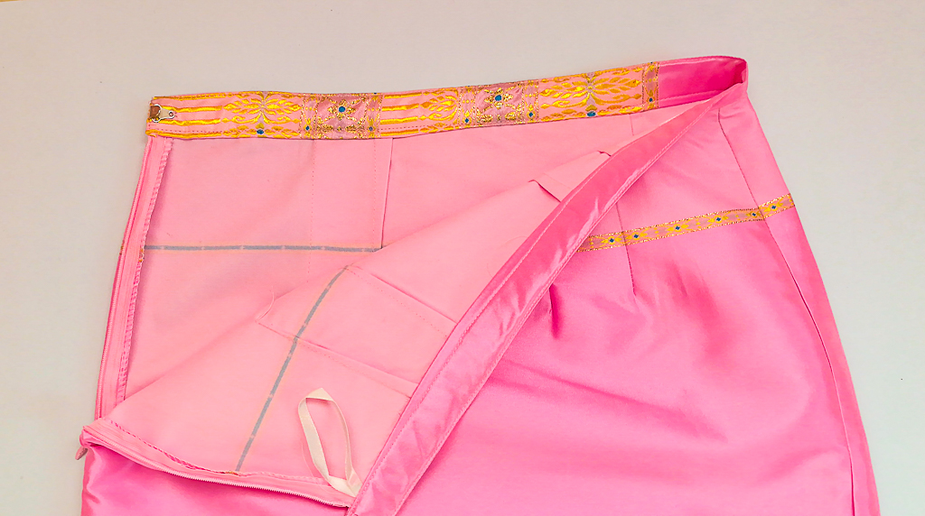 ผ้าถุงไหมสำเร็จรูป (สีชมพู) งานตัดเย็บประณีต อัดผ้ากาวตามสีของผ้าถุง เนื้องานดีเกรด A (รอบเอว 28 นิ้ว)