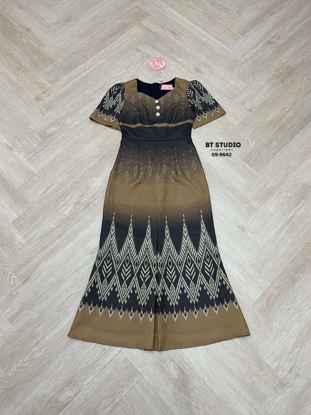 เดรสยาวผ้าไทยดีเทลแต่งคอเว้าเล็กน้อย แขนสั้น แต่งกระดุมมุก 3 เม็ดเรียงกัน ดีไซส์ผ้าพิมพ์ลายไทยประยุกต์ งานสวยเนื้อผ้าดีมีซับในคัตติ๊งสวยจ้า