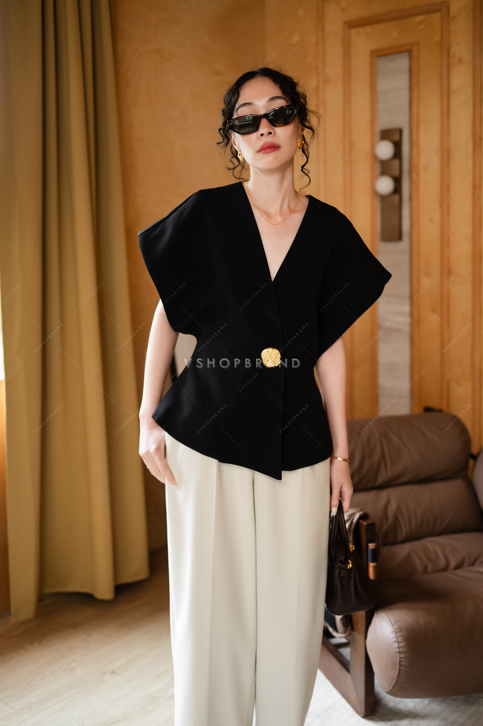 เสื้อแขนทรงแขนไหล่ล้ำกระดุมทอง