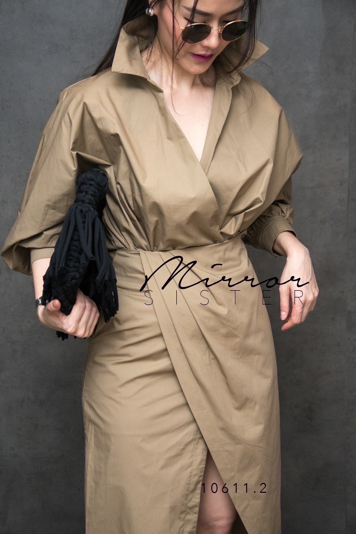 MiRRoRSiSTER’s Meu Bom Slit Elegant Top ShiRT WiTh SkiRt Set•• เซตเสื้อเชิ้ตคอปกไหล่สโลป แขนพอง อกไขว้ป้ายทบกัน ใส่คู่กับกระโปรงทรงสอบป้ายทบ ผ่าด้านหน้าสวยเก๋ ดีไซน์ชุดนี้ ดูดีมีสไตล์ เนื้อผ้า Cotton Shirt เนื้อดี สีสวย Pattern เป๊ะ