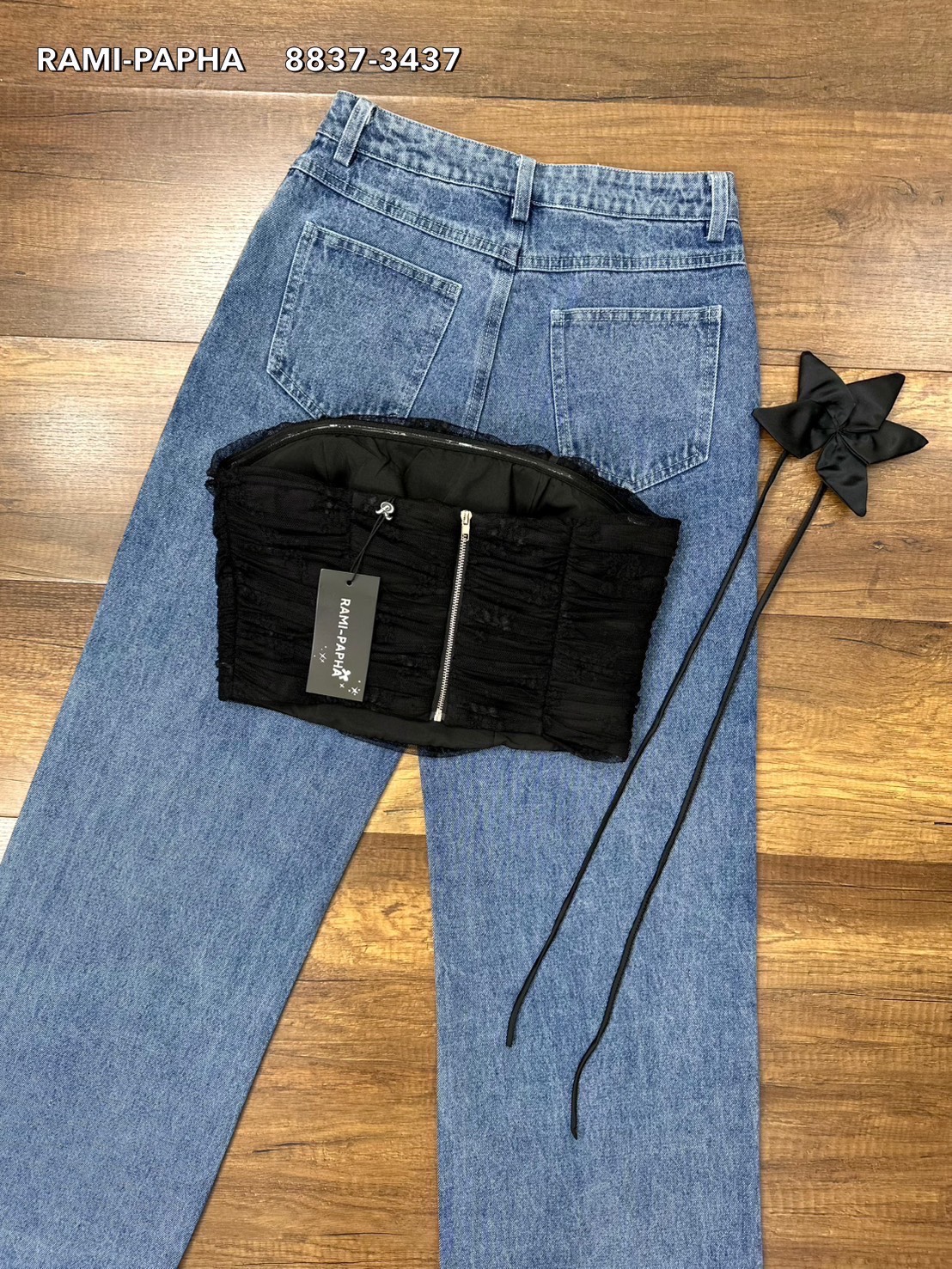 Label :: RAMI-PAPHA(รมิปภา) เสื้อเกาะอกสีดำเนื้อผ้าลูกไม้เกรดพรีเมี่ยม เนื้อนิ่มมากลูกไม้ดีเทลเย็บย่นทั้งตัว ด้านหน้ากุ้นแถบสีดำเก๋มากคะ มีฟองน้ำจัดให้ทรงสวย มีกันลื่นรอบอก ซับในอย่างดีทั้งตัว ซิปหลัง ++มาคู่กับ กางเกงยีนส์ทรงสวย ฟอกสีสวยมาก กระเป๋าใช้งาน