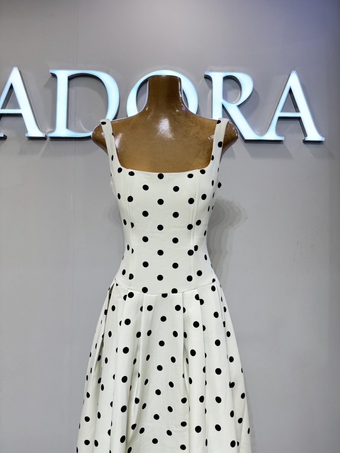 แม๊คซี่เดรสดีไซน์น่ารักๆใส่ง่ายๆในช่วงนี้ แนะนำตัวนี้เลยค่ะ สาวๆ แม๊คศี่เดรส ดีไซน์สายเดี่ยว คอเหลี่ยม เนื้อผ้าเคลือบหนา