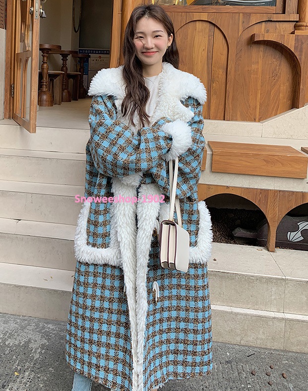 เสื้อกันนหนาวมาใหม่ทรงโอเวอร์ไซใส่แบบหลวมๆ ดูมีสไตล์โค้ทผู้หญิงตัวยาวลายสก็อตแต่งปกขนแกะและกระเป๋าหน้า มีซับในหนา กันหนาว กันลม กันหิมะได้ มีหลายไซอกถึง 54 นิ้ว