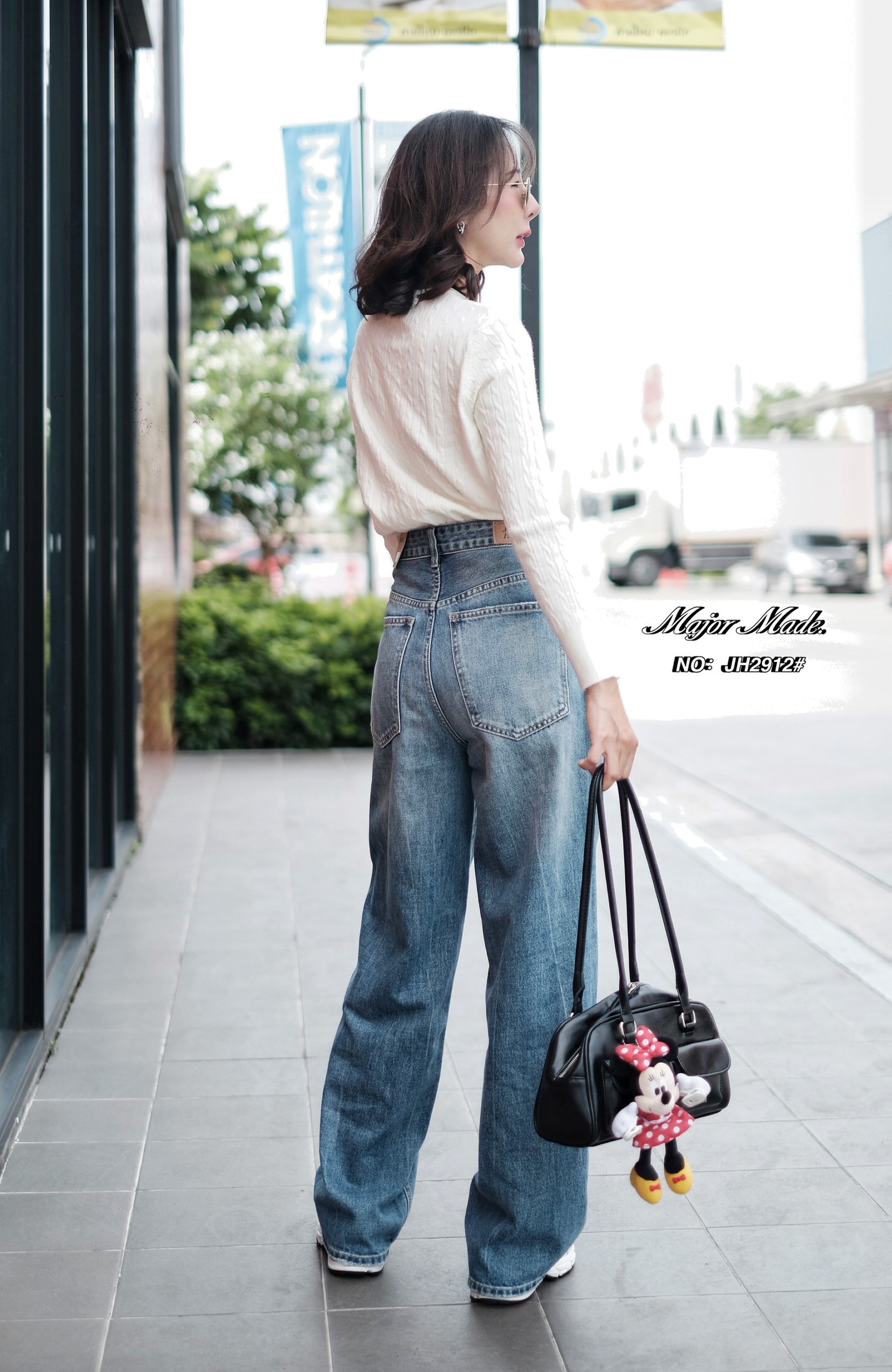 No.JH2912# -กางเกงยีนส์ทรงกระบอก (ไม่ยืด) ทรงมาใหม่คะ ทรงนี้ปีนี้มาแรงมากค่ะ ทรงเรียบๆ สียีนส์กลาง ฟอกสวย ทรงดีงามไม่รัดรูป ใส่สวยสบายๆ แมทกับเสื้อได้ทุกแนว ยีนส์บอยสีสวย ทรงดี เรียบๆ เบสิค ได้ลุคมินิมอล