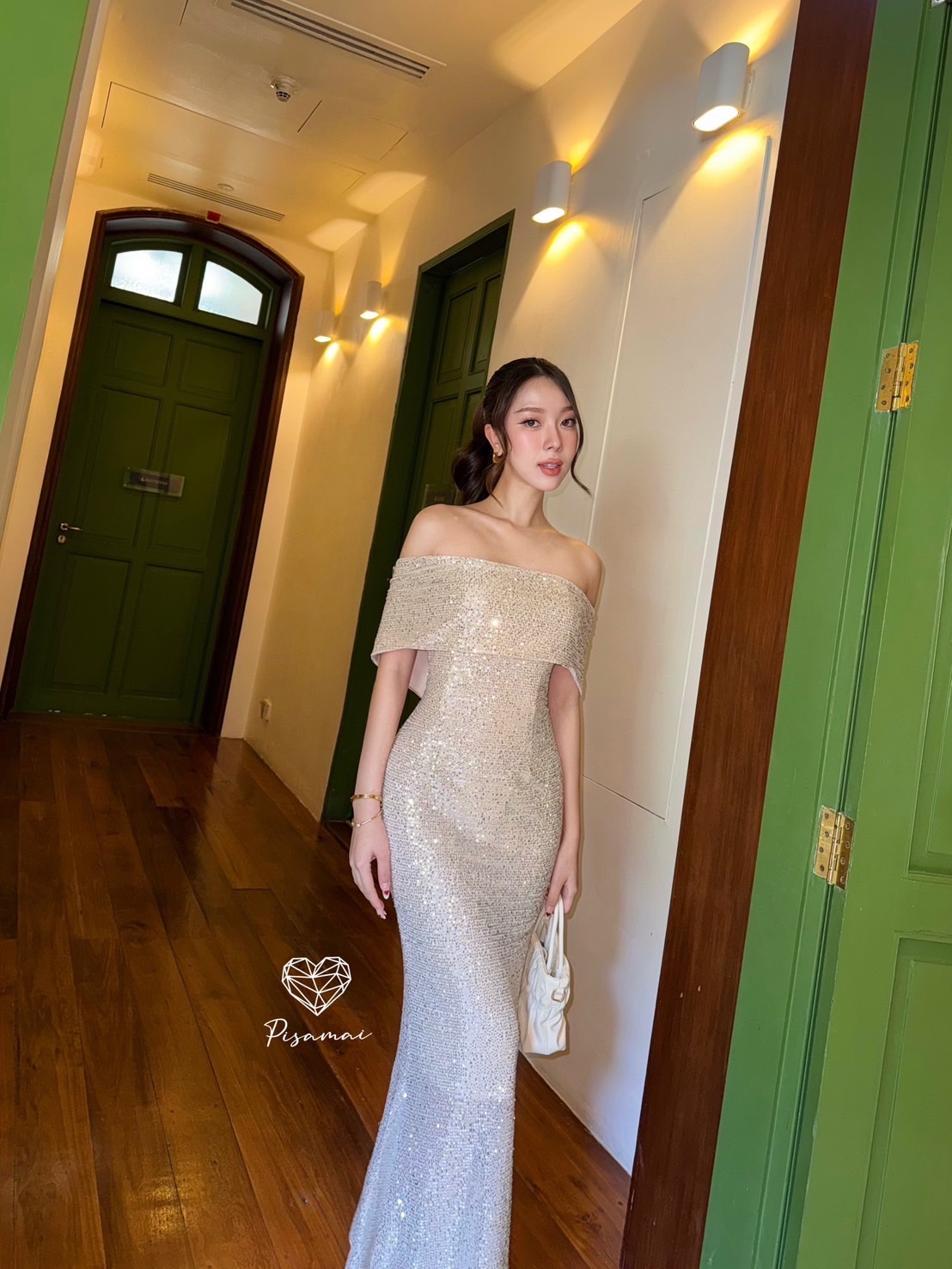เดรสปาดไหล่กริกเตอร์สีเงินยาวทรงตัวหนอนหางปลา ใส่ไปงานสวยๆได้เลยค่า ราคานี้มือต้องไวเลยค่า รุ่นนี้ใส่สวย เนื้อผ้าดีมากกกกกกก ห้ามพลาดเลยค่า