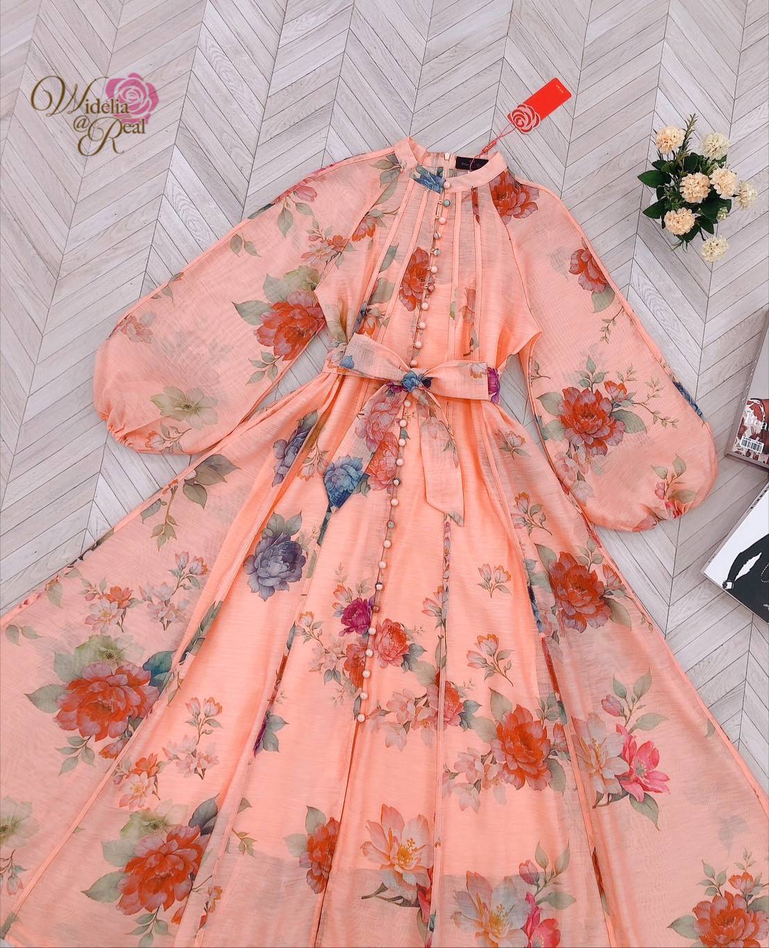 BRAND ::Zimmerman Detail >> Maxi Dress แม็กซี่เดรสตัวยาว แขนยาวพองทรงสวย กระดุมหน้าเรียงยาว มีผ้าผูกโบว์ที่เอวเพิ่มความกระชับ ผ้าพิมพ์ลายดอกไม้สวย เนื้อผ้าอย่างดี