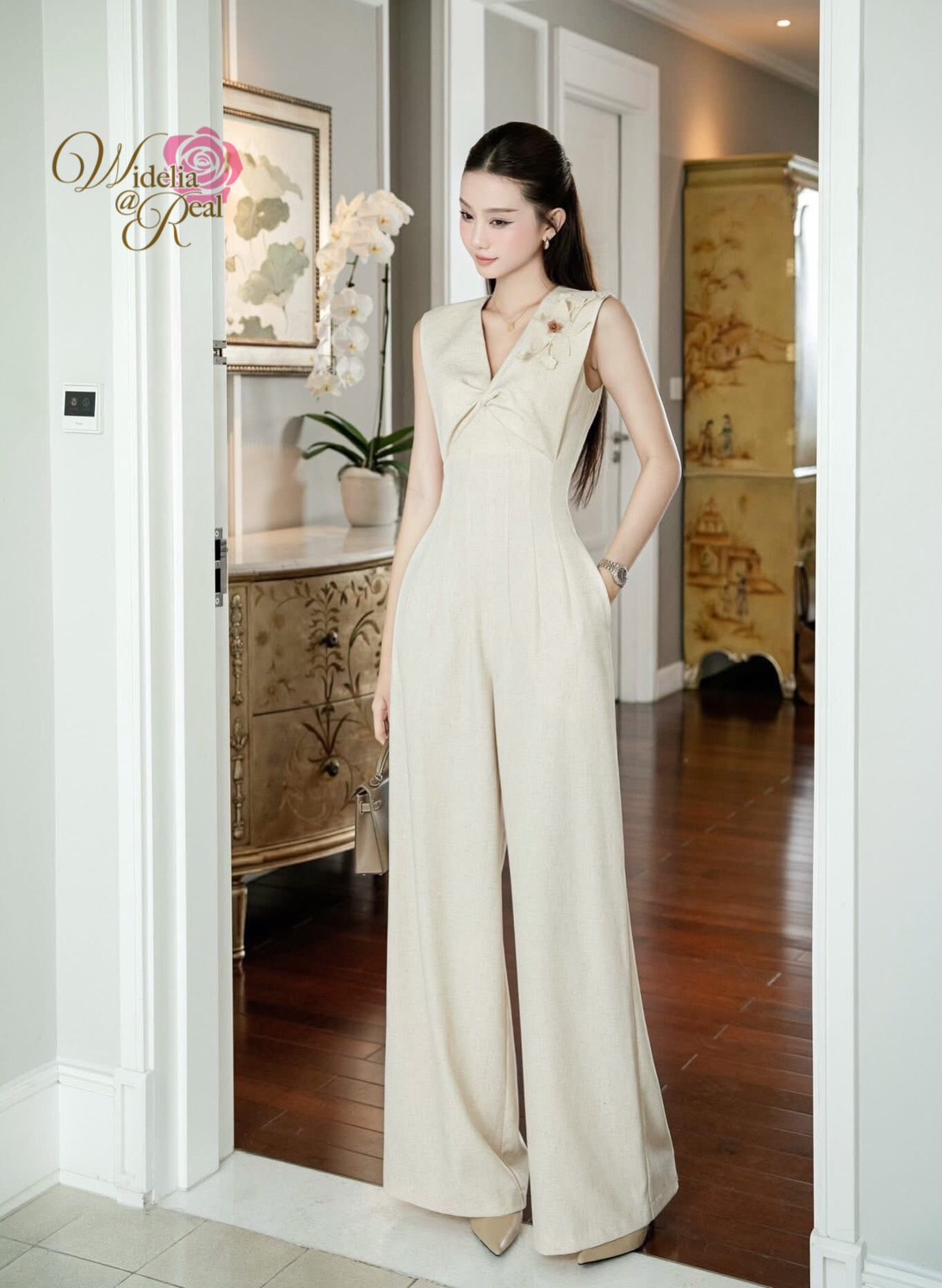 Jumpsuit จั้มสูทแขนกุด ขายาว คอวี ช่วงอกเย็บดอกไม้ป๊อปอัพ ซิปหลัง เนื้อผ้าอย่างดี ผ้าคล้ายผ้าลินิน โทนสีครีม ผ้าดีมีน้ำหนัก ไม่บาง ใส่สบาย งานคัตติ้งเนี๊ยบ ทรงสวยเป๊ะ