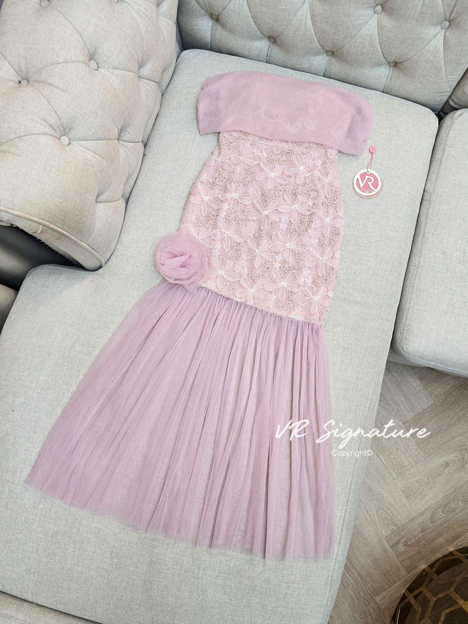Dress ตัวยาว ปาดไหล่ เนื้อผ้าซีทรูตาข่าย ช่วงตัวใช้ผ้าลูกไม้แฮนด์เมดรูปดอกไม้ปักเลื่อมทั้งตัวสวยมากๆค่ะ อกมีฟองน้ำจัดทรงให้ค่ะ เอวเข้ารูป ชายกระโปรงแต่งเฉียงเล็กน้อย แต่งผ้าตาข่ายชายกระโปรง มีเข็มกลัดดอกไม้