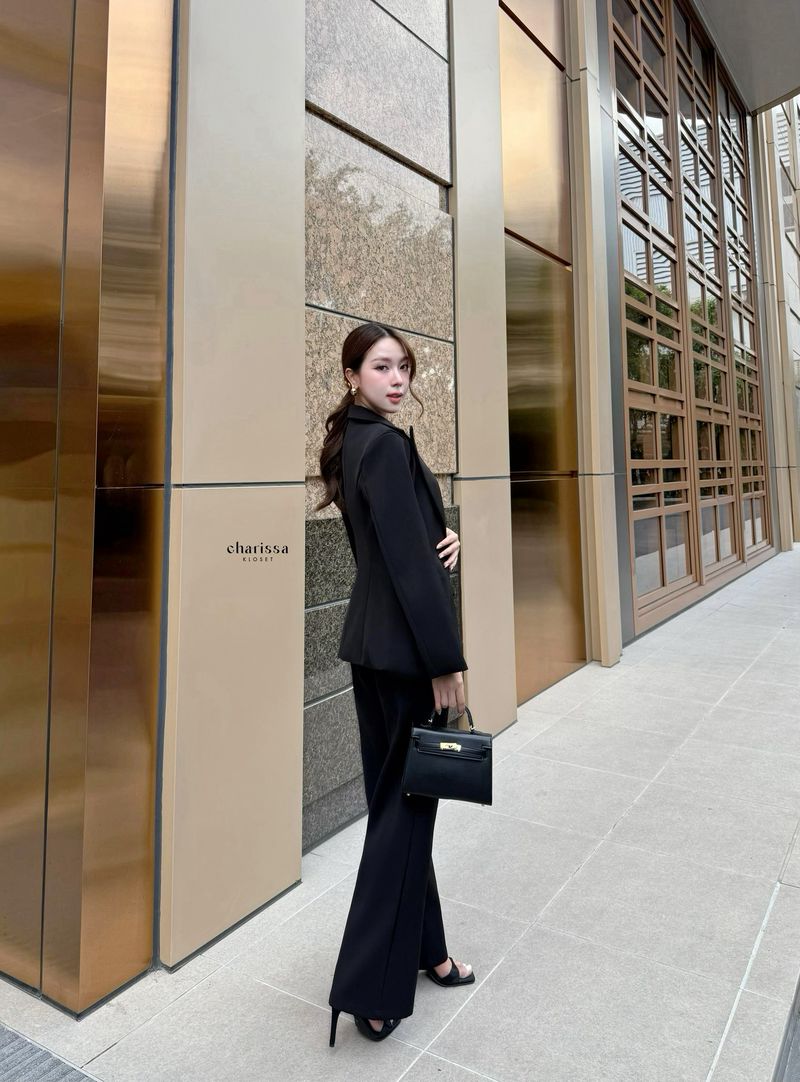 เซทเสื้อสูท+กางเกง+เสื้อเวส เป็นเซ็ทสูทอีกรุ่นที่แนะนำมากก สาวๆสามารถนำไปแมทซ์กับตัวอื่นได้ หรือจะใส่เป็นเซ็ทก็เริ้ดดดเว่อร์ รุ่นนี้เราออกแบบตัวเสื้อให้ยาวทำให้ดูผอม ทรงโอเวอร์ไซส์นิดๆ แต่งกระดุมจริงด้านหน้า