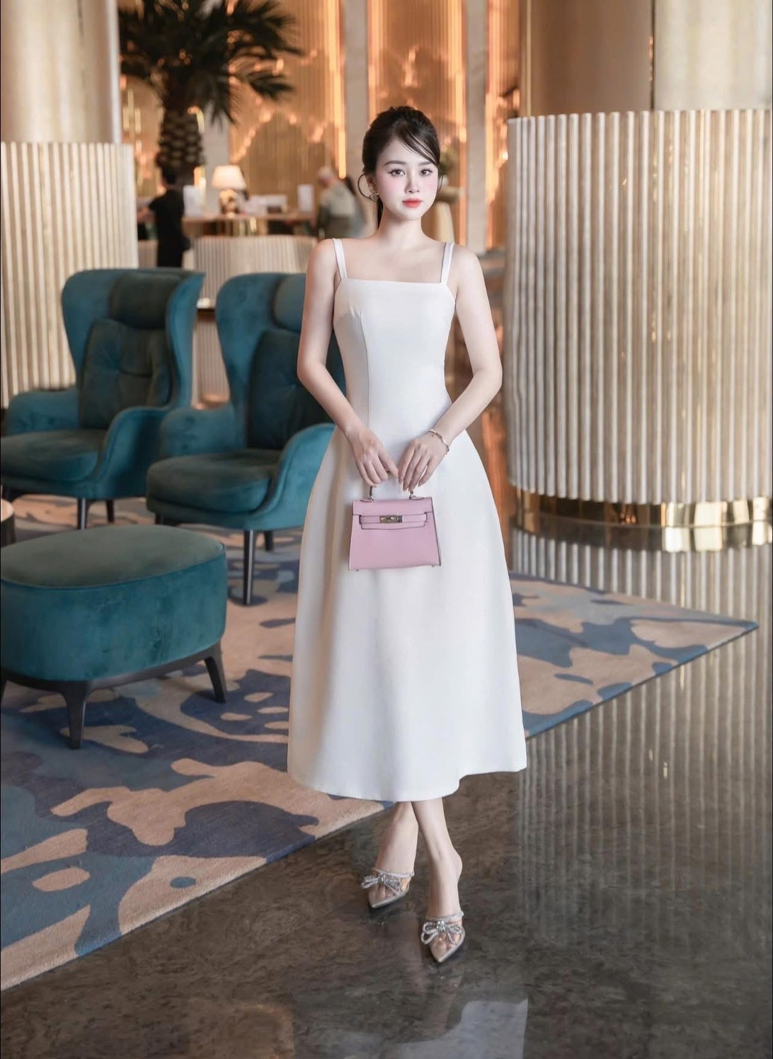 เซต2ชิ้นสีขาวเดรสยาวสายเดี่ยว ทรงสวย มีกระเป๋า2ข้างล้วงได้เก๋ มีเข็มขัดใส่ปรับเข้ารูปให้ทรงสวย( อกเสริมฟองน้ำและซิปหลังซ่อนอย่างดี ) ช่วงกระโปรงทรงพลิ้วมีซับในทั้งชุด มาพร้อมกับเสื้อคลุมเนื้อผ้าเดียวกันตัวสั้น ขอบด้านหน้าโค้งแขนยาว ดีเทลตอกหมุดอะไหล่เพชรท
