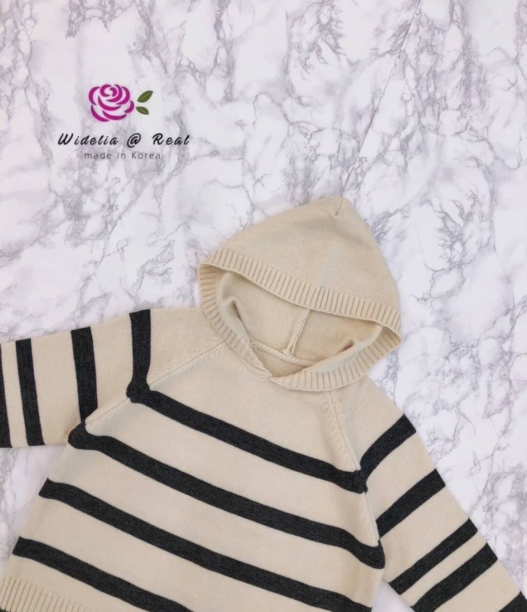 Blouse :: เสื้อตัวยาวสุดเก๋ รุ่นนี้ปังมากแม่ งานเกรดพรีเมี่ยม ตัวเสื้อเป็นไหมพรมเนื้อนุ่มนิ่มทอสลับเป็นริ้วสวย มาพร้อม Hood สุด Cute งานสวย ทรงเป๊ะ คัทติ้งเนี้ยบมาก งานไหมพรมเนื้อดีมากนะคะ รับรองใส่ออกมาไม่ผิดหวังการันตีให้เลย บอกเลยห้ามพลาดเด็ดขาดงานดีงา