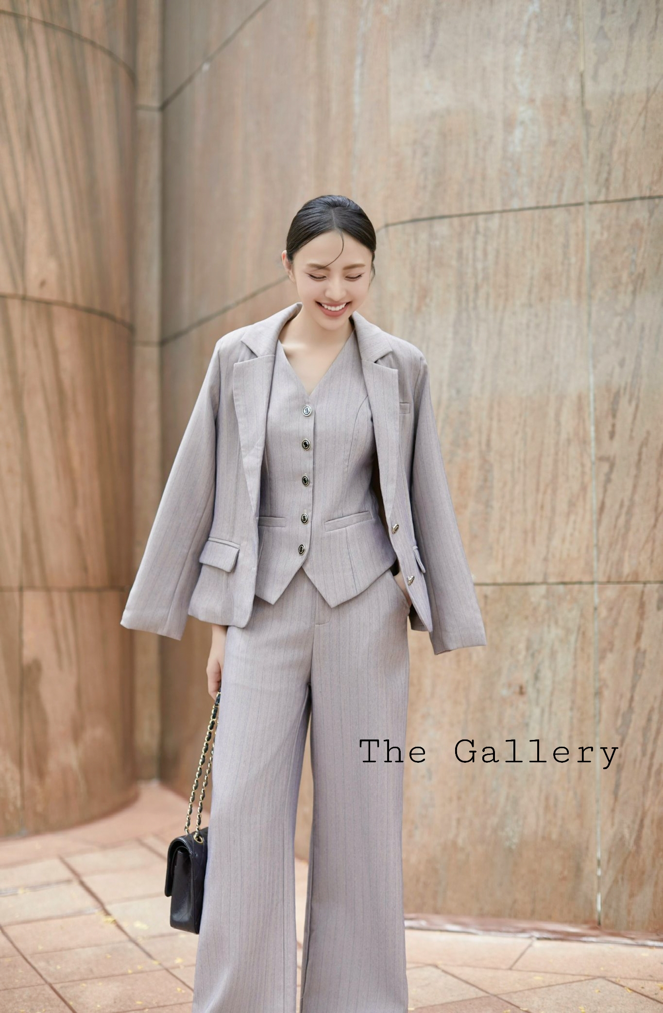by The gallery working women ลุคสวยเท่มั่นใจ จัดไปกับชุดเซ็ต3ชิ้น เสื้อกั้กและสูทเบเซอร์ และกางเกงขายาวสุดชิค เนื้อผ้าดีมากกก ใส่ทำงานคือสวยจบในชุดเดียว ห้ามพลาด