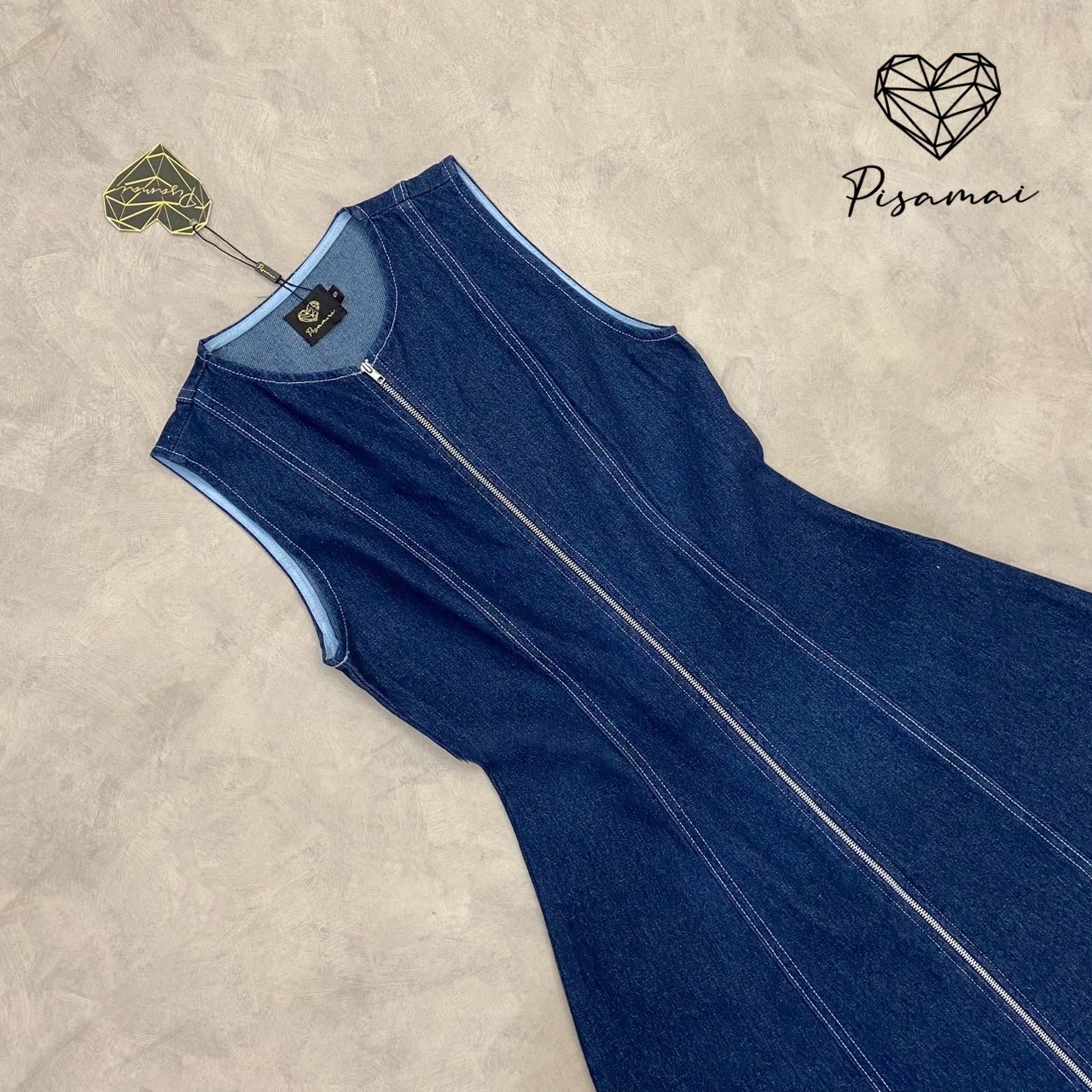 เดรสยีนส์ตังยาวทรงชิค มาในผ้ายีนส์แท้สีเข้ม แต่งทรงซิปหน้ายาว สวย หรู ใส่เป็น everyday look ได้ทุกวัน #pisamaibrand #งานป้ายพิศมัย #งานตามหา #ชุดยีนส์ #เดรสยีนส์