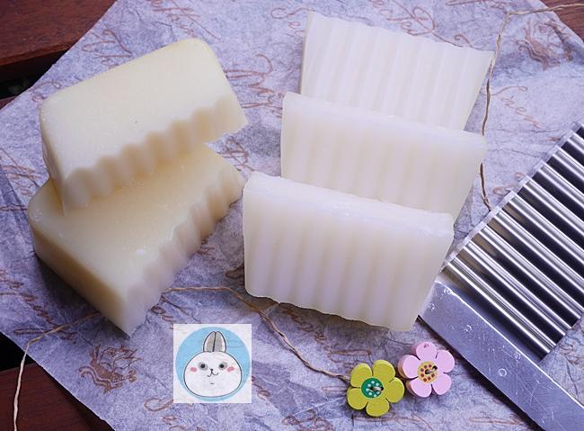 WAVY SOAP CUTTERแผ่นตัดสบู่แบบหยัก ด้ามไม้ หน้ากว้าง 15 ซม.