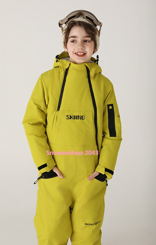 หนาวแค่ไหน…ลูกก็สนุกได้เต็มที่ พาลูกไปลุยหิมะ เที่ยวเมืองหนาว หรือเล่นสกี มั่นใจได้ว่าอุ่นสุดๆ + ปลอดภัยจากลมแรงและหิมะ ชุดสกีเด็กบอดี้สูทแบบชิ้นเดียว หนา อบอุ่น กันน้ำ กันลม กันหิมะ ทนต่อการสึกหรอ ลูกวิ่งเล่นหรือหกล้มก็หายห่วง มีฮู้ดคลุมหัว ป้องกันลมหนาว