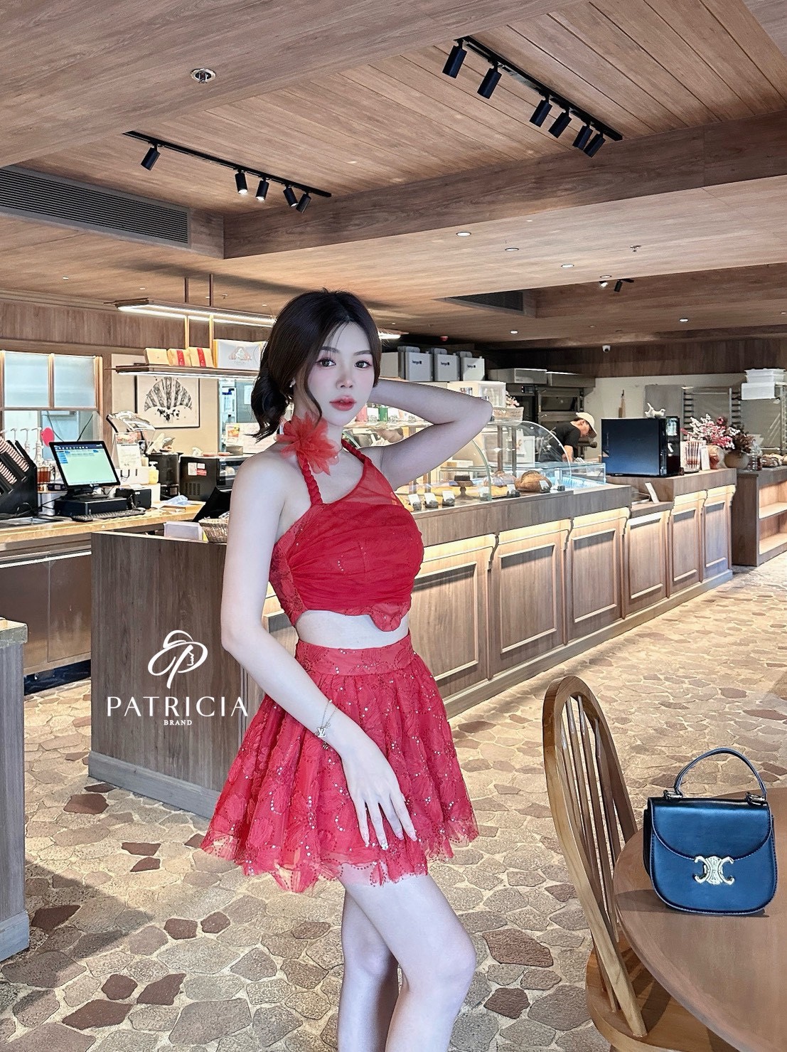 Set 2ชิ้น เสื้อ+กระโปรง🔥 เซ็ทนี้ตัวเสื้อเป็นทรงเกาะอกเข้ารูป ด้านบนจะมีสายถักติดดอกไม้เก๋ๆไว้สำหรับคล้องคอ ใช้ผ้าซีทรูสีแดงและมีซับในด้านในมีฟองน้ำอย่างดี เป็นงานซิปหลัง✨✨ มาคู่กันกับกระโปรงสีแดง ใช้ผ้าลูกไม้เนื้อดี นิ่ม ไม่คัน แลัมี