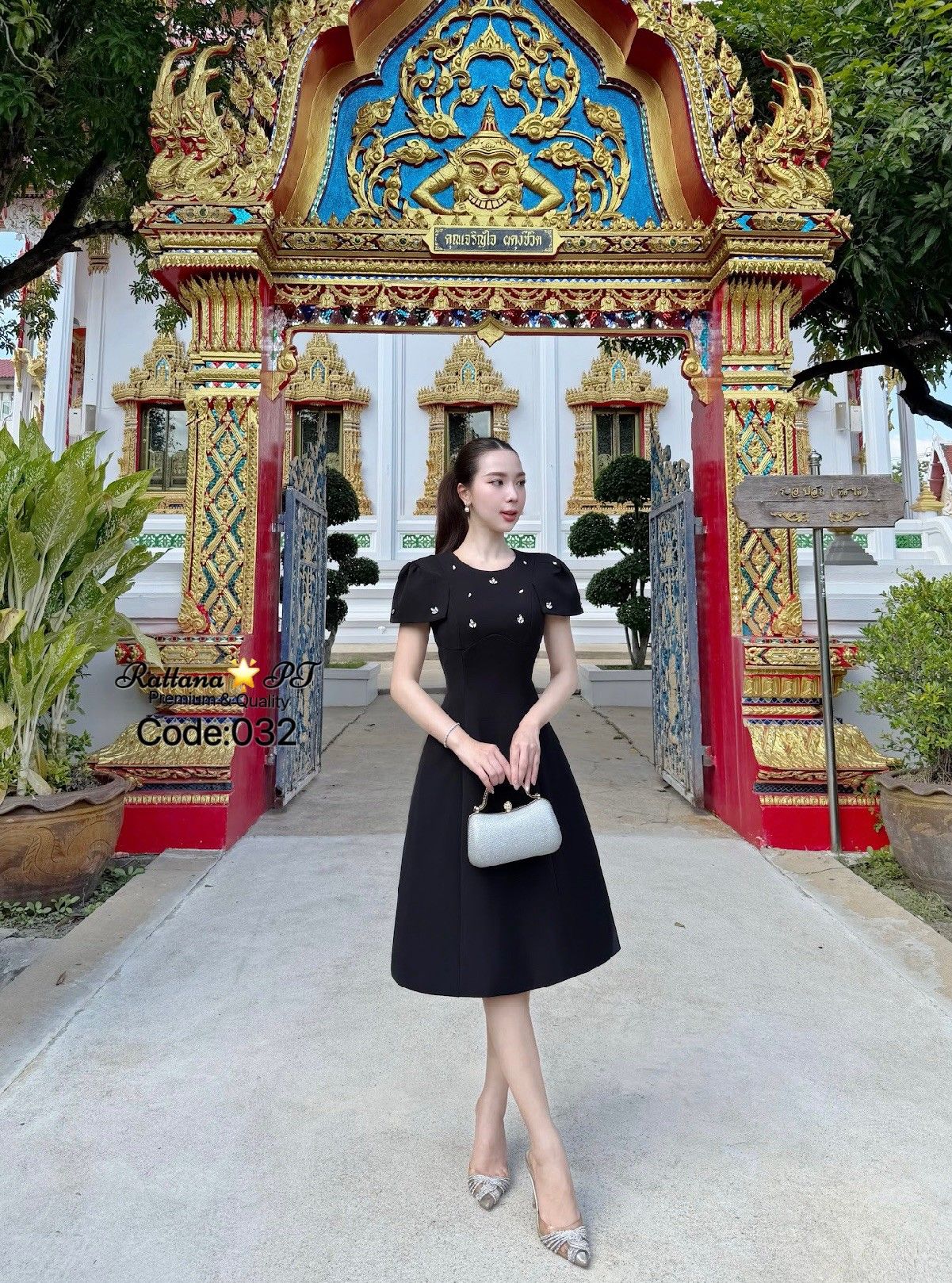 เดรสสีดำ เรียบหรูดูแพง แต่งเพชรที่หน้าอกและแขนเสื้อ ให้ดูสวยเก๋ดูแพง เนื้อผ้าดีมาก หน้าอกมีฟองน้ำ มีซับในทั้งชุด มีซิบด้านหลัง จะใส่ไปงานแต่ง ใส่ไปงาน ใส่ออกงาน รับรองสวยแพง